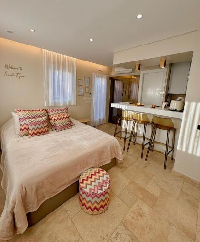 sypialnia z dużym łóżkiem i kuchnią w obiekcie Studio climatisé, terrasse, parking privé, 50m de la plage w Saint-Tropez