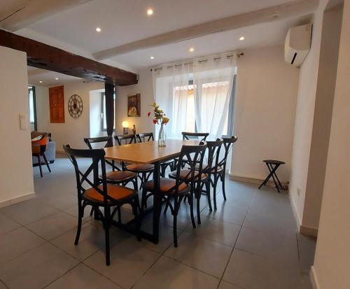 une salle à manger avec une table et des chaises en bois dans l'établissement Chez ELLE, à Oraison