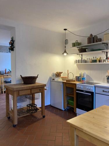 a kitchen with a table and a counter top at Gartenhaus in Dodenburg