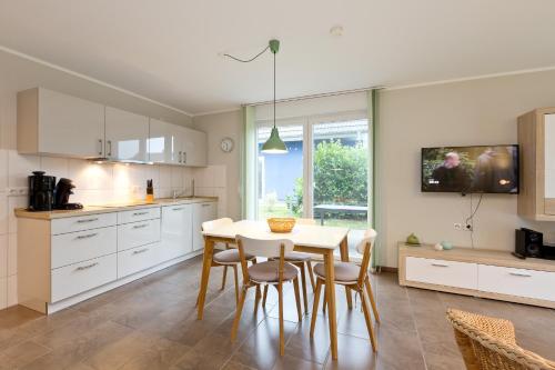 eine Küche mit Tisch und Stühlen in einem Zimmer in der Unterkunft Stieglitz Nest in Marienfelde