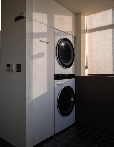 a washing machine and a dryer in a room at Extay Dongdaemun in Seoul