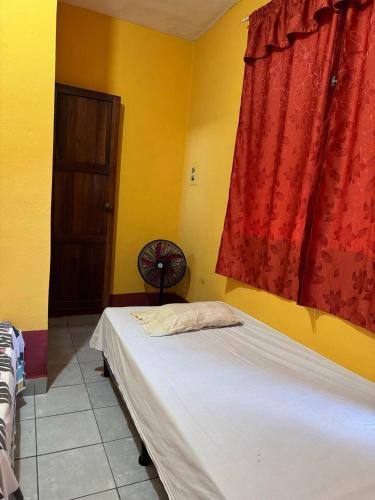 Postel nebo postele na pokoji v ubytování Gually Hostel