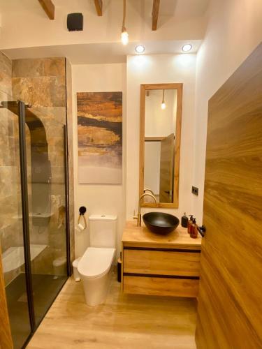 a bathroom with a toilet and a sink at Acogedor bajo en Valencia in Valencia
