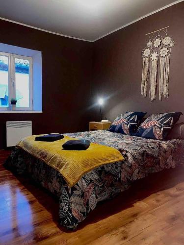 une chambre avec un lit avec une couverture jaune dessus dans l'établissement Appartement centre-ville, à Carcassonne