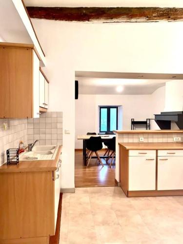 une cuisine et une salle à manger avec une table. dans l'établissement Appartement centre-ville, à Carcassonne