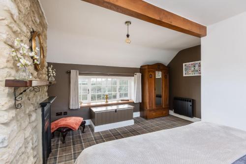 En eller flere senge i et værelse på Burn Cottage - with Hot Tub