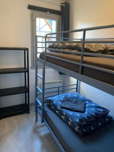 deux lits superposés dans une chambre avec fenêtre dans l'établissement Petit cottage à 3 minutes à pied de la plage avec terrasse et Parking privée gratuit, à Blonville-sur-Mer