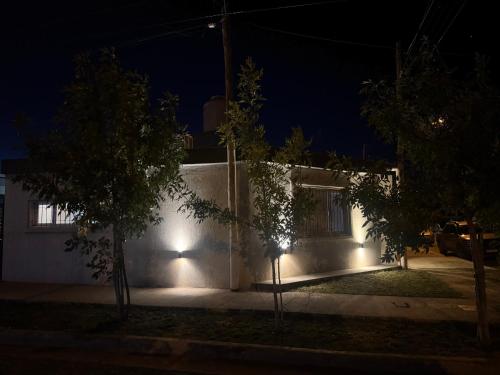 una casa con luci sui lati di notte di Casa Serena Rio a Viedma