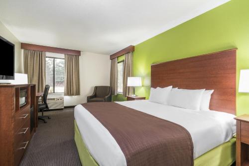 Ένα ή περισσότερα κρεβάτια σε δωμάτιο στο AmericInn by Wyndham Black River Falls I-94 on ATV Trail