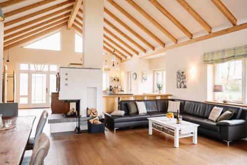 a living room with a couch and a table at HeiDeluxe Landhaus mit Sauna in Soltau