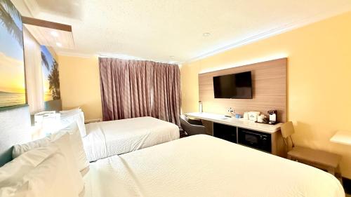 Un ou plusieurs lits dans un hébergement de l'établissement Days Inn by Wyndham Los Angeles Stadium Area LAX