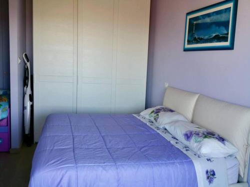 - une chambre avec un lit et une couverture violette dans l'établissement Apartment in Juan-les-Pins near Sandy Beaches, à Antibes
