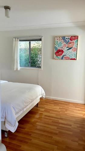 Postel nebo postele na pokoji v ubytování Guest room in Gungahlin