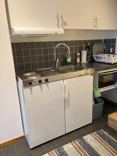 Una cocina o cocineta en Målargatan 1