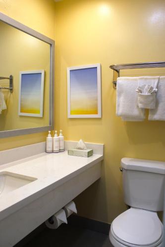 Salle de bains dans l'établissement Days Inn by Wyndham Los Angeles Stadium Area LAX