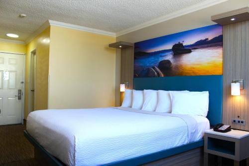 Un ou plusieurs lits dans un hébergement de l'établissement Days Inn by Wyndham Los Angeles Stadium Area LAX