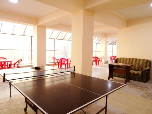 Instalaciones para jugar al ping pong en Raduga Guest House o alrededores