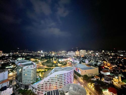 Pemandangan umum bagi Vung Tau atau pemandangan bandar yang diambil dari apartmen