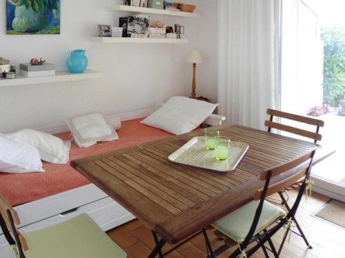 une salle à manger avec une table et des chaises en bois dans l'établissement Holiday Home in Le Lavandou with Sea View, au Lavandou
