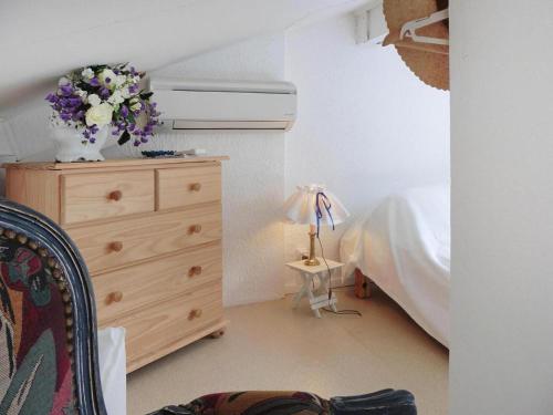 - une chambre avec un lit et une commode fleurie dans l'établissement Holiday Home in Le Lavandou with Sea View, au Lavandou