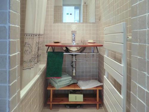 une salle de bain avec un lavabo et une étagère avec des serviettes dans l'établissement Holiday Home in Le Lavandou with Sea View, au Lavandou