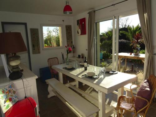 une salle à manger avec une table et des chaises blanches dans l'établissement Holiday Home in Pleubian near Kermagen Beach, à Pleubian