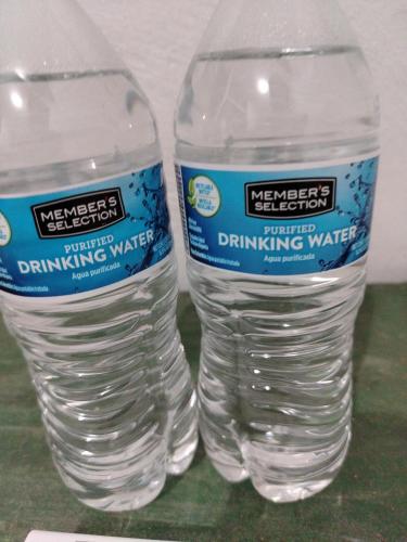 dos botellas de agua sentadas una junto a la otra en La Casa de la Profe Ticha, en San Nicolás