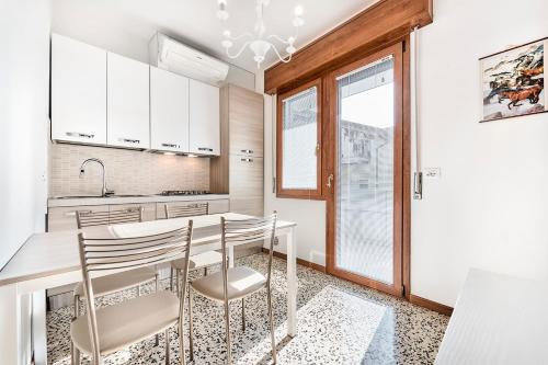 Kuchyň nebo kuchyňský kout v ubytování Jesolo Happy Beach House - Host Solution