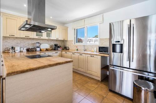 Η κουζίνα ή μικρή κουζίνα στο Villa Philena Ladiko heizbarer Pool