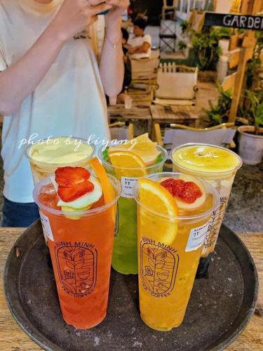 a tray with four cups of drinks on a table at Khách Sạn Bình Minh-Đảo Phú Quý in Cu Lao Thu