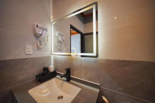 a bathroom with a sink and a mirror at Khách Sạn Bình Minh-Đảo Phú Quý in Cu Lao Thu