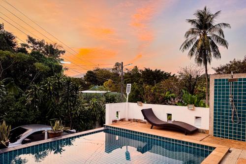 Bazén v ubytování Villa du Bonheur Mer et Nature Rawai beach nebo v jeho okolí