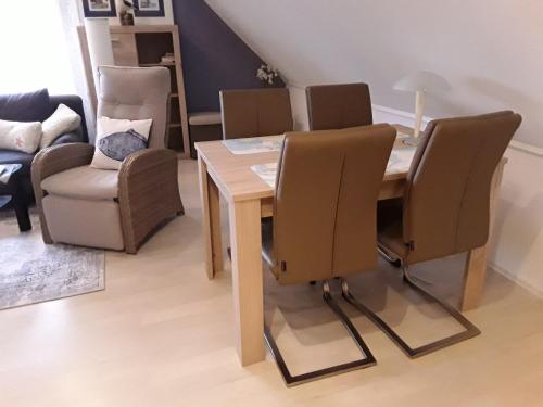 a dining table and chairs in a living room at Ferienwohnung Nordlicht in Nortorf