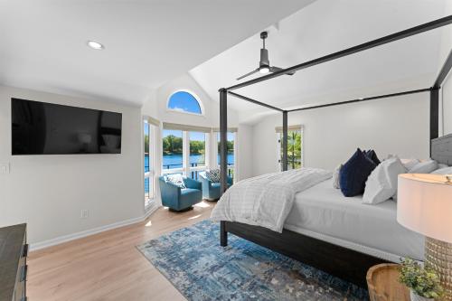 a bedroom with a large bed and a tv at Fox Run LKN in Denver