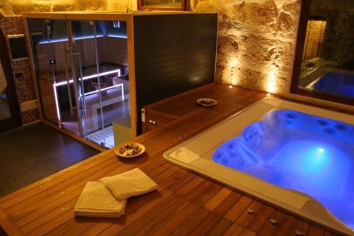 a living room with a tub and a sink at Chiusa Di Carlo Agriturismo in Avola