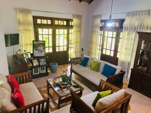 salon z kanapą i stołem w obiekcie Two-room cottage kandy w mieście Kandy
