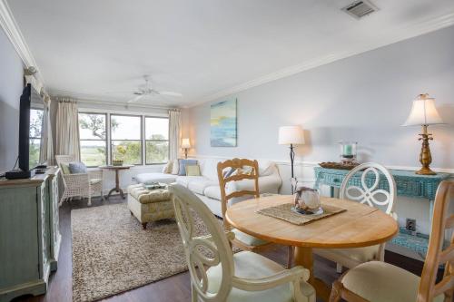 una sala de estar con una mesa y un sofá en 2106 Landfall Way, en Seabrook Island