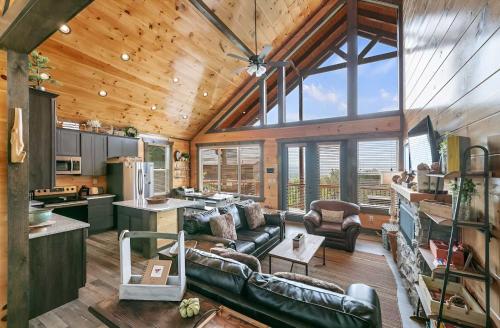 Χώρος καθιστικού στο Prime Location w Hot Tub Games & Scenic Views