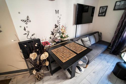 un salon avec une table et un canapé dans l'établissement LE COSY Tout confort hypercentre de Blois, à Blois