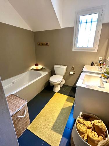 une salle de bain avec une baignoire, des toilettes et un lavabo dans l'établissement Carcassonne Plage, Pool villa, à Carcassonne