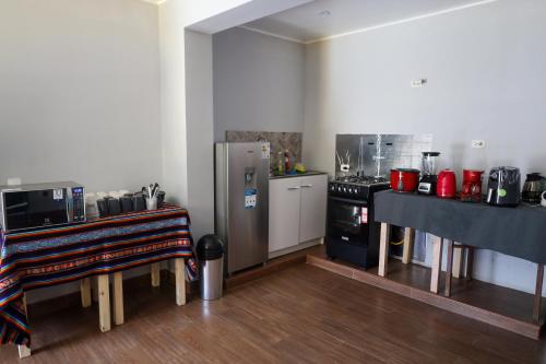 una cocina con refrigerador y estufa en Casa sabina nuevo aeropuerto, en Lima