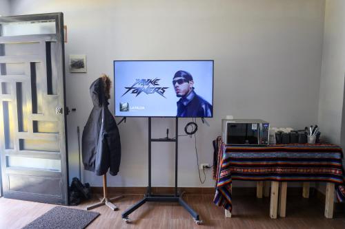 Un televisor de pantalla plana en la pared de una habitación. en Casa sabina nuevo aeropuerto, en Lima