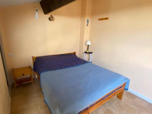 - une petite chambre avec un lit bleu dans l'établissement Charmant pavillon T3 à Argelès-sur-Mer, proche de la mer - FR-1-732-100, à Argelès-sur-Mer