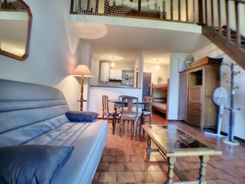 un salon avec un canapé et une table dans l'établissement Appartement à Saintes-Maries-de-la-Mer, proche mer, balcon, parking inclus - FR-1-475-195, à Saintes-Maries-de-la-Mer