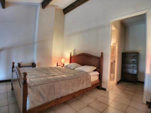 une chambre avec un lit et une commode dans l'établissement Appartement à Saintes-Maries-de-la-Mer, proche mer, balcon, parking inclus - FR-1-475-195, à Saintes-Maries-de-la-Mer