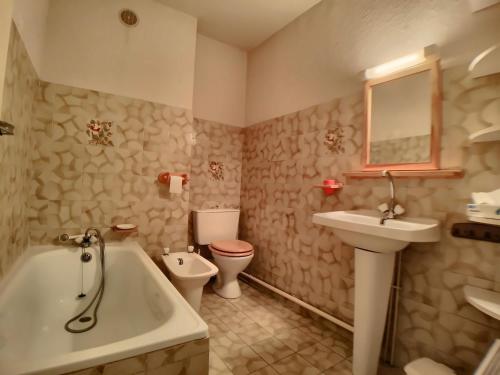 une salle de bain avec une baignoire, un lavabo et des toilettes dans l'établissement Appartement à Saintes-Maries-de-la-Mer, proche mer, balcon, parking inclus - FR-1-475-195, à Saintes-Maries-de-la-Mer