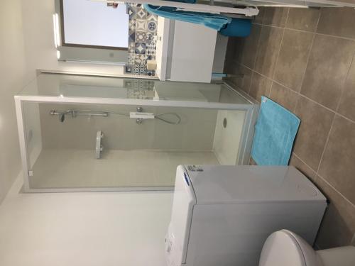 une petite salle de bain avec un lavabo et des toilettes dans l'établissement Appartement climatisé avec parking, proche mer, pour 4 pers. - FR-1-475-199, à Saintes-Maries-de-la-Mer