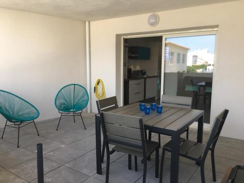 une salle à manger avec une table et des chaises dans l'établissement Appartement climatisé avec parking, proche mer, pour 4 pers. - FR-1-475-199, à Saintes-Maries-de-la-Mer