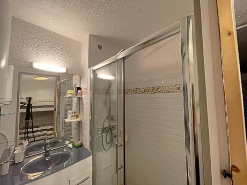 une salle de bain avec un lavabo et une douche dans l'établissement Studio 4 pers avec cour, Saintes-Maries-de-la-Mer - FR-1-475-200, à Saintes-Maries-de-la-Mer