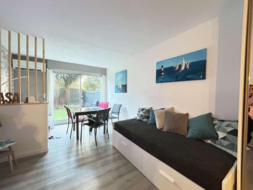 un salon avec un canapé et une salle à manger dans l'établissement Studio cabine rénové avec parking à Sainte-Maxime - FR-1-226-557, à Sainte-Maxime